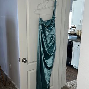 Beautiful long dress from Fashion Nova